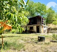 Ponúka na PREDAJ viničný domček s priestranným - Chata v Kameníne obklopená zeleňou a stromami, ideálne miesto na relax.