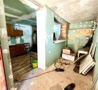 Ponúka na PREDAJ viničný domček s priestranným  - Stavebný interiér chaty s nedokončenou omietkou a stavebnými prvkami v Kamenín.