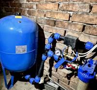 Ponúka na PREDAJ viničný domček s priestranným  - V chate sa nachádza zariadenie na úpravu vody pri tehlovej stene.