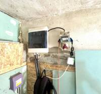 Ponúka na PREDAJ viničný domček s priestranným  - Nástenné zariadenia v rohu chaty s rôznymi káblami a vybavením.