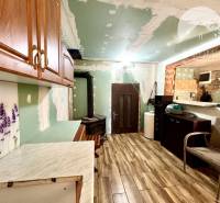 Ponúka na PREDAJ viničný domček s priestranným  - Chata s drevenými skrinkami a tapetou s levanduľou, podlahy z dreva.