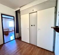 Ponúka na PREDAJ 1 izbový byt v Komárne - Interiér 1-izbového bytu s podlahou s dreveným dekorom a vstavanou skriňou.