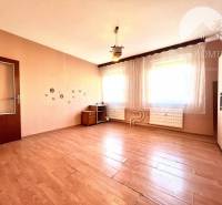 Ponúka na PREDAJ 1 izbový byt v Komárne - Izba s podlahou s dreveným dekorom, svetlý interiér, 1-izbový byt.