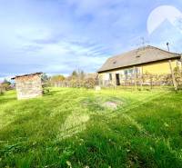 Vám ponúka na PREDAJ pozemok so starším rodinný - Pozemky v Orechovej Potôni vhodné na bývanie s budovou a oplotenou záhradou.