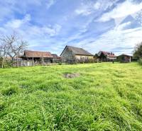 Vám ponúka na PREDAJ pozemok so starším rodinný - Zelená lúka s vidieckymi domami v Orechovej Potôni ideálna pre Pozemky - bývanie.