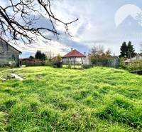 Vám ponúka na PREDAJ pozemok so starším rodinný - Pozemok - bývanie v Orechovej Potôni s trávnatou plochou, stromami a susednými stavbami.