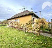 Vám ponúka na PREDAJ pozemok so starším rodinný - Dom so záhradou v Orechovej Potôni, ideálne Pozemky - bývanie.