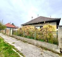 Vám ponúka na PREDAJ pozemok so starším rodinný - Rodinný dom s plotom a záhradou v Orechovej Potôni, vhodný na Pozemky - bývanie.