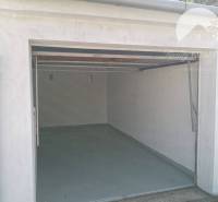 Vám ponúka na PRENÁJOM zrekonštruovanú garáž v  - Garáž na Nevädzovej ulici v Dunajskej Strede, s otvorenými dverami a strešným odkvapom.