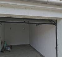 Vám ponúka na PRENÁJOM zrekonštruovanú garáž v  - Garáž v Dunajskej Strede na Nevädzovej ulici, jednoduchý interiér s náčiním.