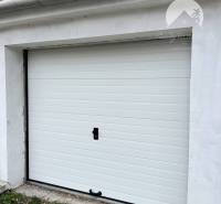 Vám ponúka na PRENÁJOM zrekonštruovanú garáž v  - Biela brána garáže na Nevädzovej ulici v Dunajskej Strede s logom Reality KompleX.