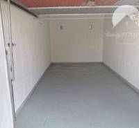 Vám ponúka na PRENÁJOM zrekonštruovanú garáž v  - Prázdna garáž na ulici Nevädzová v Dunajskej Strede s šedou podlahou.