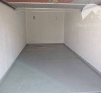 Vám ponúka na PREDAJ zrekonštruovanú garáž v Du - V garáži je čistá betónová podlaha a svetlé steny, Nevädzová, Dunajská Streda.