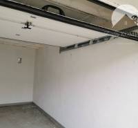 Vám ponúka na PREDAJ zrekonštruovanú garáž v Du - Otvorená garáž na Nevädzovej ulici v Dunajskej Strede s betónovou podlahou.