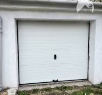 Vám ponúka na PREDAJ zrekonštruovanú garáž v Du - Biela garáž na ulici Nevädzová v Dunajskej Strede s logom Reality Komplex.