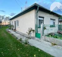 Investičný pozemok s obývateľným domom vo Vrakúni - Rodinný dom vo Vrakúni s predzáhradkou a trávnikom, oplotenie z kovu.