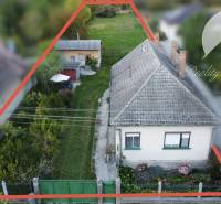 Investičný pozemok s obývateľným domom vo Vrakúni - Rodinný dom vo Vrakúni so záhradou, oplotením a spevnenou cestou.