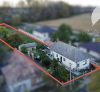 Investičný pozemok s obývateľným domom vo Vrakúni - Letecký pohľad na rodinný dom vo Vrakúni s rozsiahlym pozemkom a ohraničením.