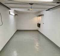 Prenájom garáže v Dunajskej Strede – podzemná garáž - Priestranná garáž s bielymi stenami a sivou podlahou vyžaruje čistotu a poriadok.
