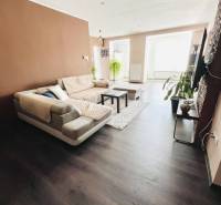 Vám ponuka na predaj útulný 3-izbový rodinný d - Obývacia izba s podlahou s dreveným dekorom a svetlými stenami v rodinnom dome.