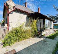 Vám ponuka na predaj útulný 3-izbový rodinný d - Rodinný dom vo Veľkom Mederi s terasou a záhradou, vhodný na maľú rekonštrukciu.