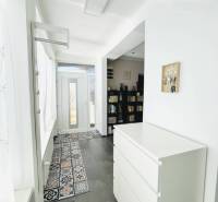 Vám ponuka na predaj útulný 3-izbový rodinný d - Interiér rodinného domu s bielou komodou a vzorovaným kobercom.