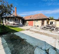 Vám ponuka na predaj útulný 3-izbový rodinný d - Rodinný dom vo Veľkom Mederi obklopený trávnikom s vedľajšou budovou a stromom.