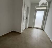 Vám ponúka na predaj moderný 4-izbový bungalov - Pohľad na vstupnú chodbu v rodinnom dome s dlažbou v Topoľníkoch.