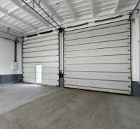 Autoservis s výbavou pre vozidlá v uzavretom priemyselnom areáli - HC - Priemyselná hala s garážovými bránami vo vnútri budovy na rôzne využitie.