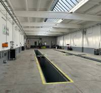 Autoservis s výbavou pre vozidlá v uzavretom priemyselnom areáli - HC - Priemyselná hala s opravárenským miestom v budove, svetlíky na strope.