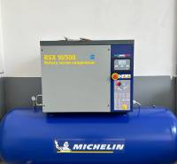 Autoservis s výbavou pre vozidlá v uzavretom priemyselnom areáli - HC - Kompresor RSX 10/500 v budove, značky Michelin, s ovládacím panelom na bielej stene.