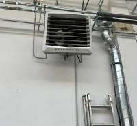 Autoservis s výbavou pre vozidlá v uzavretom priemyselnom areáli - HC - Priemyselná ventilácia v interiéri budovy s rebríkom a potrubím.