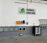 Autoservis s výbavou pre vozidlá v uzavretom priemyselnom areáli - HC - Dielňa budovy s náradím a nápisom 