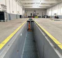 Autoservis s výbavou pre vozidlá v uzavretom priemyselnom areáli - HC - Interiér budovy s vysokým stropom, servisnou jamou, náradím a vybavením.