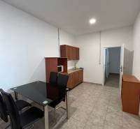 Autoservis s výbavou pre vozidlá v uzavretom priemyselnom areáli - HC - Jedálenský kút s čiernym stolom a stoličkami v budove.