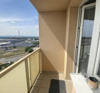 Exkluzívne v našej RK 3 izbový byt po rekonštrukcii s dvomi loggiami - Balkón v 3-izbovom byte na Jiráskovej ulici v Trnave s výhľadom na mesto.