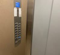 Exkluzívne v našej RK 3 izbový byt po rekonštrukcii s dvomi loggiami - Výťah v 3-izbovom byte s tlačidlami a displejom zobrazuje podlažie.