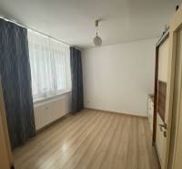 Exkluzívne v našej RK 3 izbový byt po rekonštrukcii s dvomi loggiami - Priestranná miestnosť v 3-izbovom byte s podlahou s dreveným dekorom a veľkým oknom.