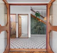 I Na predaj dvojposchodový 5i rodinný dom pri Žiline - V rodinnom dome vstupná chodba s obkladom, schodiskom a keramickou dlažbou.