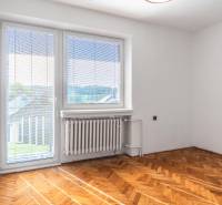 I Na predaj dvojposchodový 5i rodinný dom pri Žiline - Izba v rodinnom dome s podlahou s dreveným dekorom a veľkým oknom.