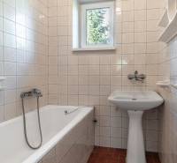I Na predaj dvojposchodový 5i rodinný dom pri Žiline - Kúpeľňa v Rodinnom dome s vaňou, umývadlom a obkladmi v kvetovanom vzore.
