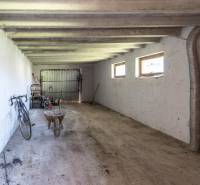 I Na predaj dvojposchodový 5i rodinný dom pri Žiline - Priestranná garáž v rodinnom dome s bicyklom a fúrikom.