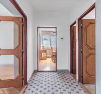 I Na predaj dvojposchodový 5i rodinný dom pri Žiline - Chodba v Rodinnom dome s keramickou dlažbou a drevenými dverami vedúca do jedálne.