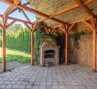 I Na predaj dvojposchodový 5i rodinný dom pri Žiline - Altánok s drevenou pergolou, krbom a popínavými rastlinami v záhrade rodinného domu v Lietavskej Lúčke.