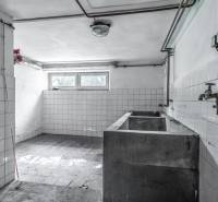 I Na predaj dvojposchodový 5i rodinný dom pri Žiline - Prázdna miestnosť s obkladačkami a umývadlom v rodinnom dome.