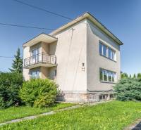 I Na predaj dvojposchodový 5i rodinný dom pri Žiline - Rodinný dom na ulici M. Chmeliara v Lietavskej Lúčke s veľkou záhradou a balkónom.