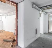 I Na predaj dvojposchodový 5i rodinný dom pri Žiline - Interiér Rodinného domu s dreveným dekorom podlahy a viditeľnými ventiláciami.