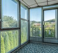 I Na predaj dvojposchodový 5i rodinný dom pri Žiline - Presklený balkón rodinného domu s výhľadom na zeleň v Lietavskej Lúčke na ulici M. Chmeliara.