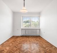 I Na predaj dvojposchodový 5i rodinný dom pri Žiline - Izba v rodinnom dome s jednoduchým osvetlením a podlahou s dreveným dekorom.