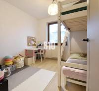 Veľkometrážny 3 izbový byt s garážou - Detská izba s poschodovou posteľou, písacím stolom a podlahou s dreveným dekorom v 3-izbovom byte.